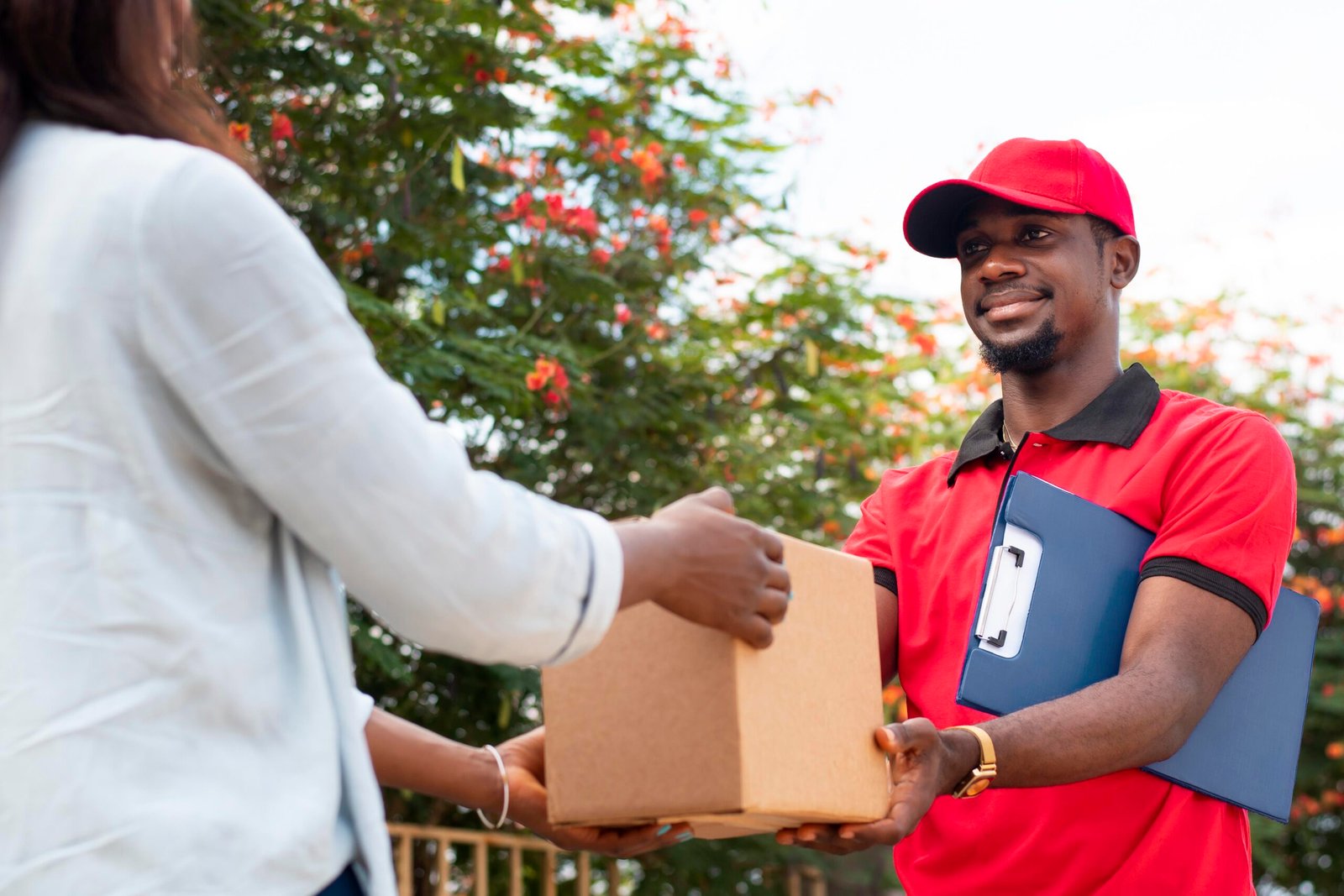 À propos 3 close up delivery person giving parcel client scaled